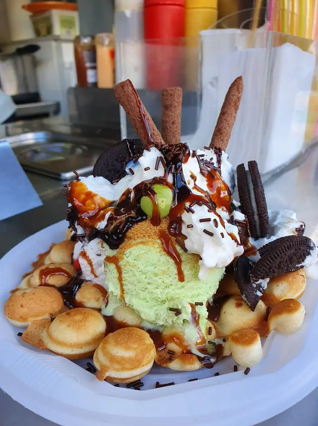 Bubble waffle cu inghetata, frisca si ciocolata
