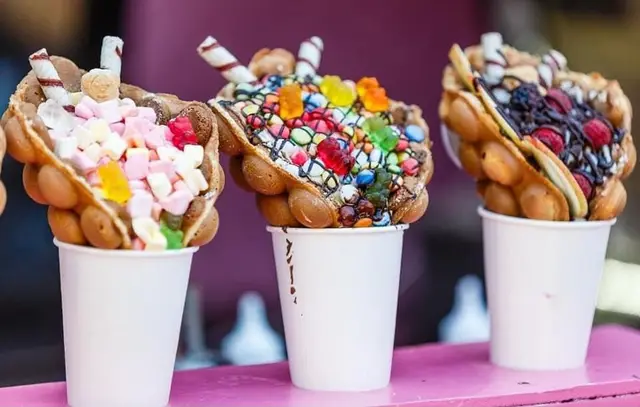 Bubble waffles cu bomboane si jeleuri, servite in pahare