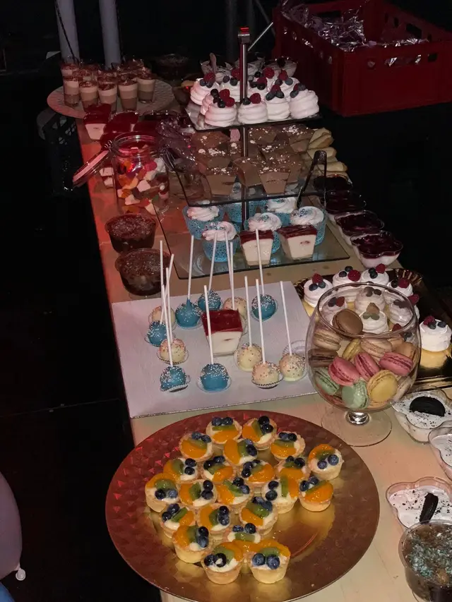 Candy bar pe etajere, cu cupcakes, bezele si cupe de desert cu oreo