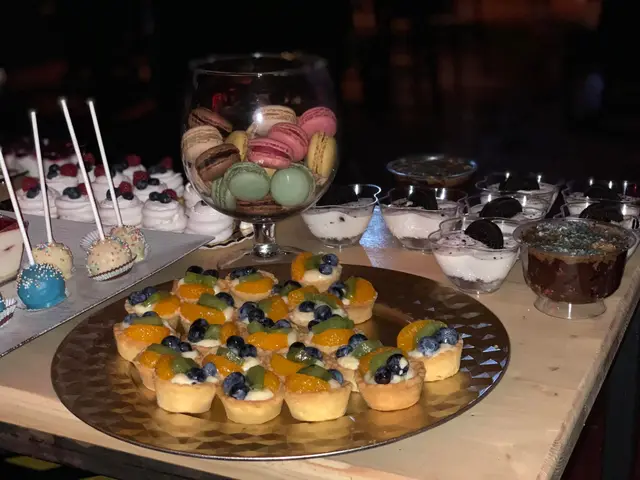 Candy bar cu tartelete cu fructe, macarons intr-o cupa de sticla si cake pops