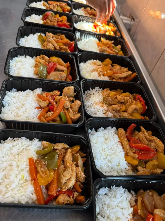 Caserole individuale cu pui cu legume si orez, pentru catering de productie
