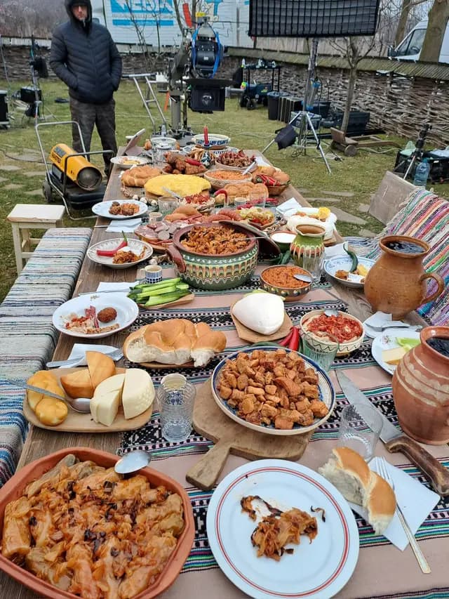 Masa lunga cu bucate traditionale, montata pe platoul de filmare