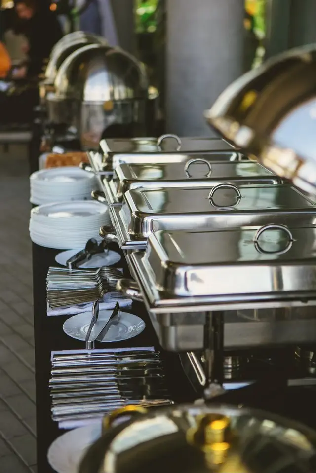 Chafing dish-uri de inox pe linia de bufet, detaliu