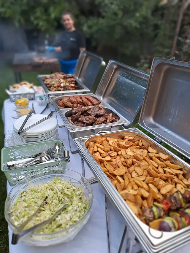 Chafing dish-uri cu mici si cartofi la cuptor, la un eveniment in gradina