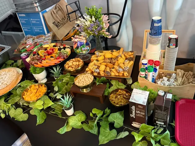 Coffee break corporate: cafea, pahare, gustari sarate si platou de fructe