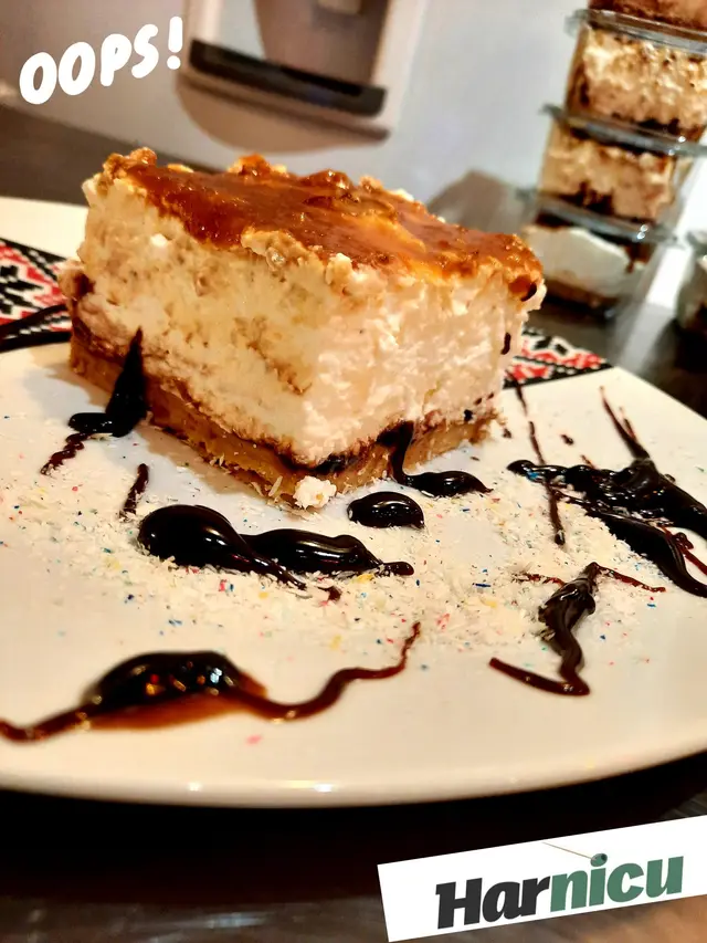 Felie de cheesecake cu sos de ciocolata, pe farfurie, la standul Harnicu