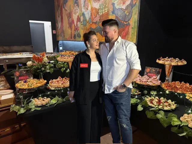 Doinita si Nicu, fondatorii Harnicu, la un eveniment elegant, in fata unui bufet de aperitive si dulciuri