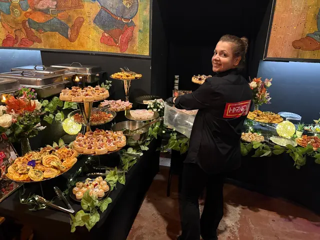 Membra a echipei Harnicu, in uniforma, langa bufetul de aperitive decorat cu verdeata