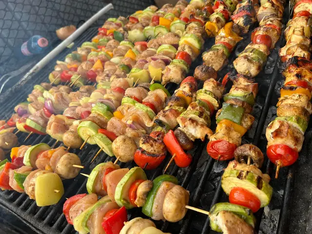 Frigarui cu carne si legume, asezate pe gratar