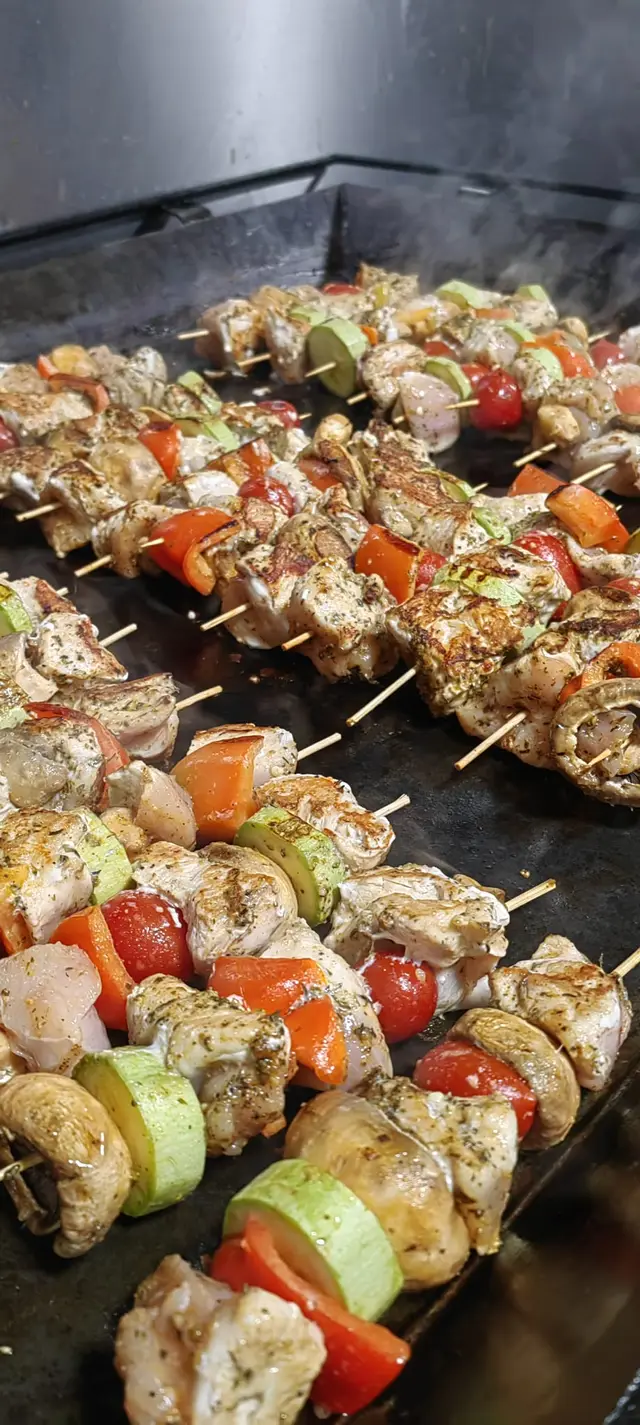 Frigarui de pui cu legume, pregatite pe gratar, la live cooking