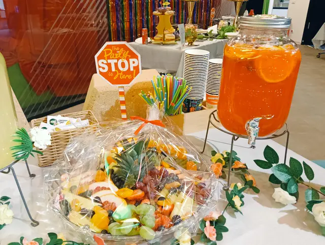 Bar cu limonada de portocale si cos de fructe ambalat, la o petrecere