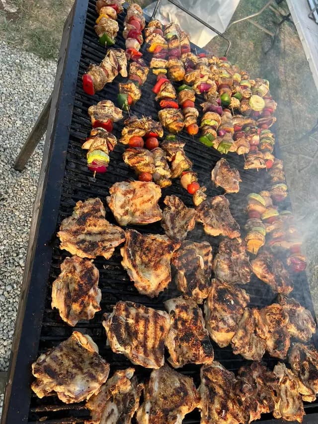 Gratar plin cu piept de pui si frigarui, in fum