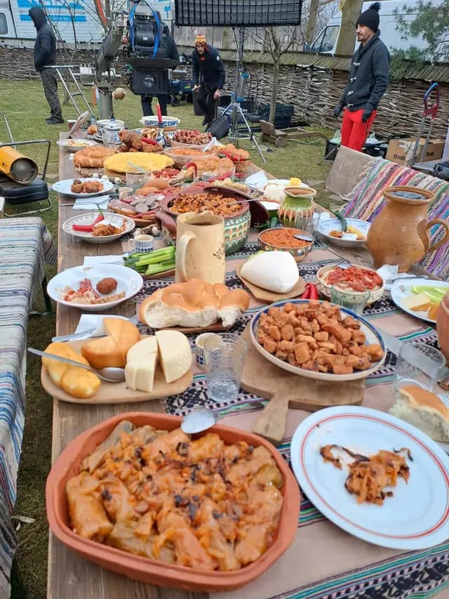 Masa lunga in aer liber, cu bucate traditionale romanesti, paine de casa si branzeturi