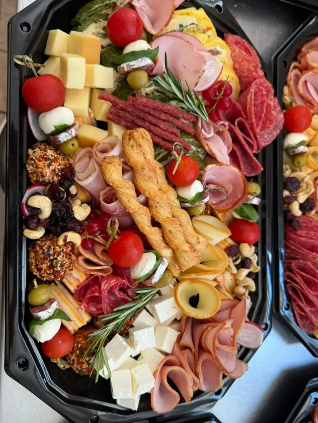 Platou charcuterie cu grisine, mozzarella, mezeluri si fructe