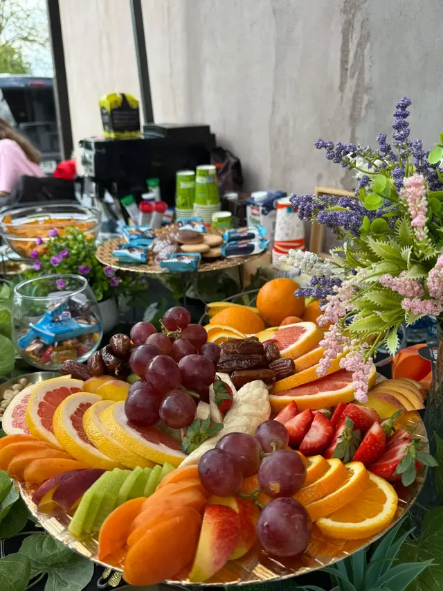 Platou generos de fructe proaspete, decorat cu flori