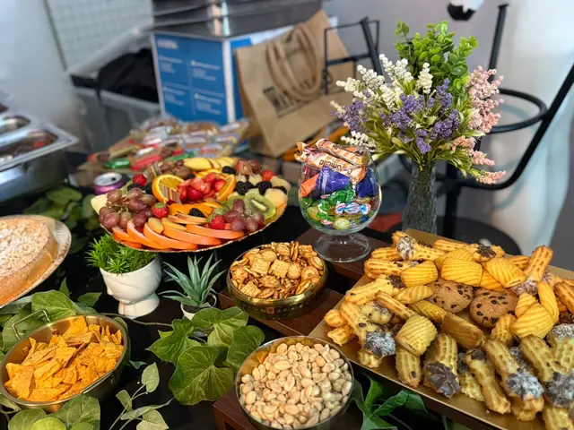 Statie de snack cu platou de fructe, flori proaspete si gustari sarate