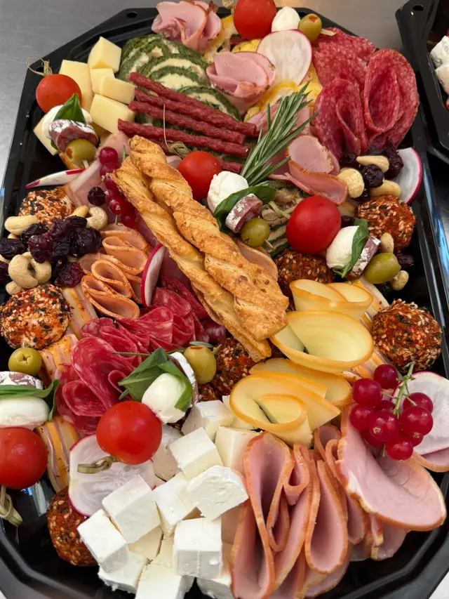 Detaliu de platou antipasti: grisine, mezeluri, branzeturi si legume proaspete