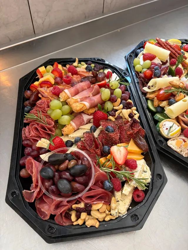 Platou de charcuterie cu prosciutto, branzeturi, struguri si fructe de padure