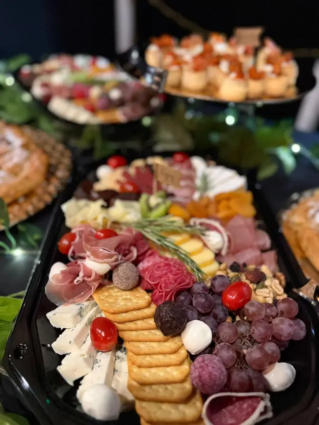 Platou de mezeluri si branzeturi, cu crackers, masline si struguri